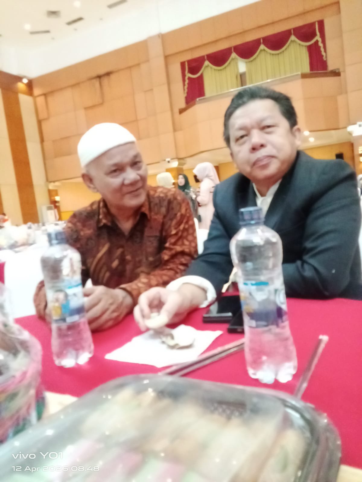Foto : Kiri ( H Burhanudin Daulay S Pd ), Tokoh Masyarakat Sosa Se Padang Lawas Kanan ( Dr Edy Syahputra SH MH ) Ketua Ikabaya