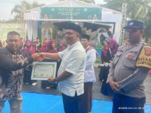 Foto : Kiri Ridwan Tanjung, Kepala SMP swasta PT May, Tengah, Riswan P Daulay S TP , Plt Camat Hutaraja Tinggi, 
Kanan, Polsek Sosa Saragi