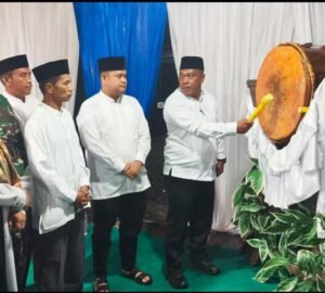 Foto : Riswan Edi P Daulay S Pd, pukul beduk tanda MTQ resmi dibuka