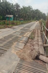Foto : Jembatan Aek Tinga { Conoco } keadaan nya darurat