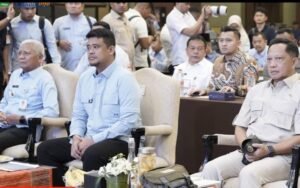 Foto : H Surya,B Sc ( Kiri ) wakil Gubernur Sumut, Muhammad Boby Afif Nausution SE MM ( Tengah ) Gubernur Sumut, Prof Drs H.Muhammad Tito Karnavian MA Ph D ( Kanan ) Mendagri RI
