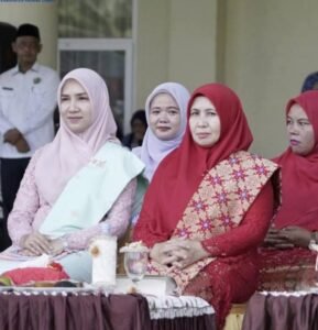 Foto : Ny Mahzalena Putera Mahkota Alam Hasibuan SE beserta TP PKKK Padang Lawas