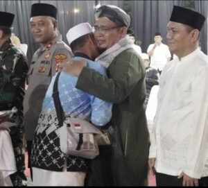Foto : Ketua MUI Padang Lawas berpelukan