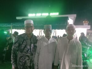Foto : Tengah, SAFARUDIN Siregar Camat SosaKanan : Jumpa Taufiq Hasibuan Kepala Desa Pasar Ujung Batu