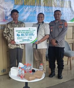 Foto : H Panguhum S Sos, MAP, PJ Sekda Padang Lawas, memberikan bingkisan