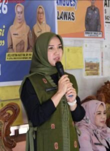 Foto : Ketua Tim PKK Padang Lawas, Ny Mahzalena, Putera Mahkota Alam Hasibuan SE