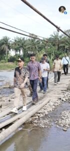 Foto : Putera Mahkota Alam Hasibuan, Bupati Padang Lawas meninjau jembatan Sabarimba