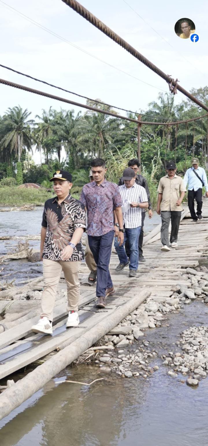 Foto : Putera Mahkota Alam Hasibuan, Bupati Padang Lawas meninjau jembatan Sabarimba
