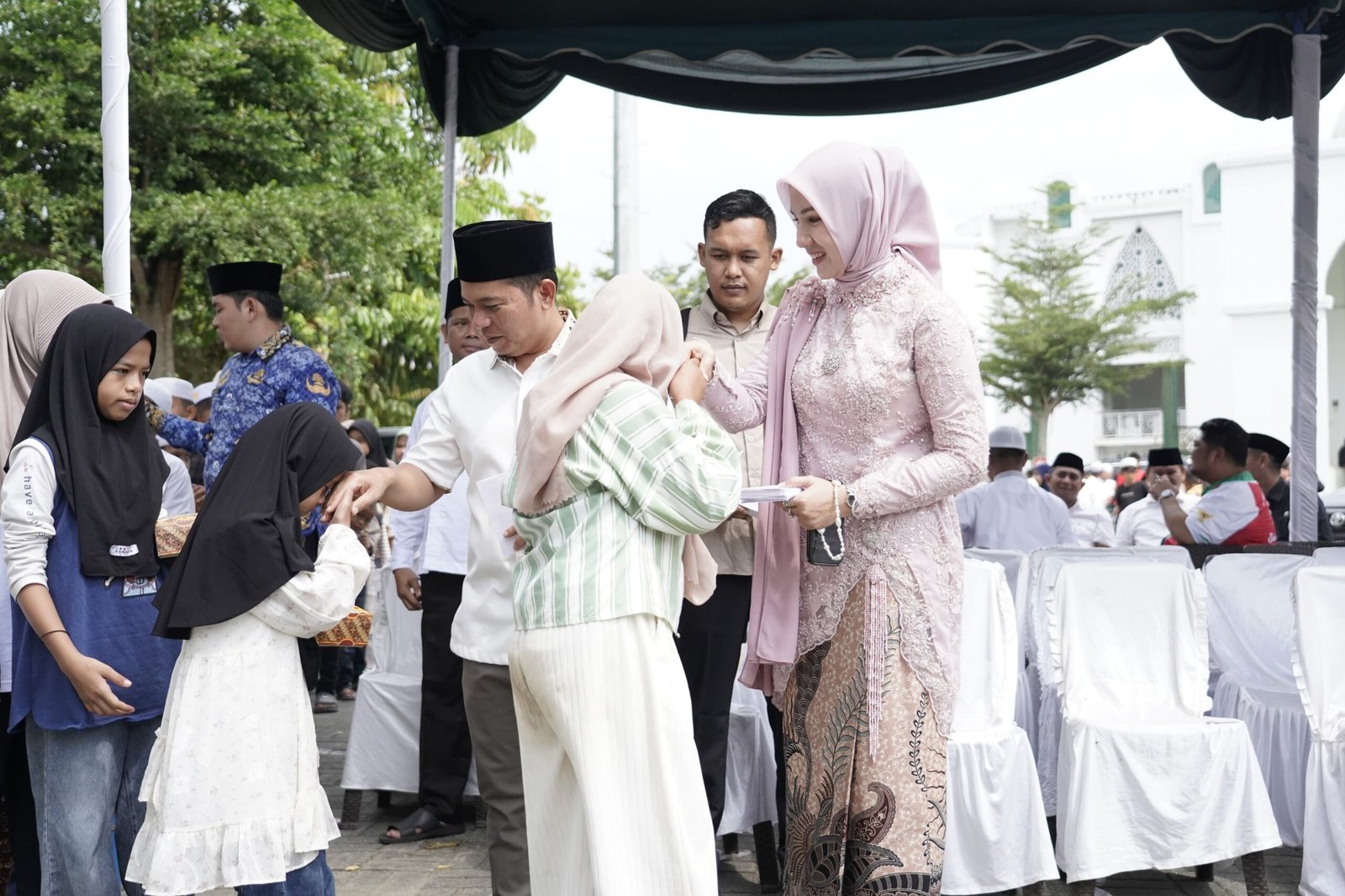Foto : Putera Mahkota Alam Hasibuan SE, Bupati Padang Lawas bersama Ny Mahzalena Putera Mahkota Alam memberi santunan Anak Yatim 324 org