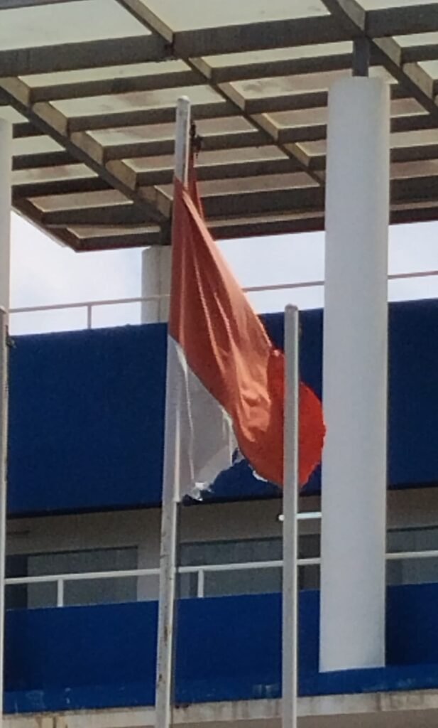 [FOTO: Bukti bendera Merah Putih kusam dan koyak berkibar di PT Hok Seng Persada, Batam 29/07/2026]
