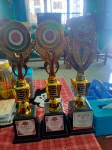 SDN 1 HUJUNG TIWU BOYONG JUARA DUA Di TINGKAT KECATAN SDN 1 HUJUNG TIWU BORONG  JUARA 2 TINGKAT KECAMATAN 

BUSER INFO CiAMIS 5-9-2026

Rasa bangga pada peserta didik nya  ter ucap dari Sri wintari selaku kepsek pada saat di wawancara awak media .
kami segenap keluarga besar SDN 1 HUJUNG TIWU tentunya merasa bahagia dan  bangga sekali pada para  peserta didik kami yang telah berjuang keras .

Mendapatkan gelar juara dua  di tingkat kecamatan tentunya hal tersebut bukan perjalanan yang mudah ,dan kami pun merasa terharu dan bangga ,akan perjuangan siswa siswi kami ujarnya .

Adapun kejuaran tersebut :
Lomba Nulis Carpon yang di wakili Muhamad Basir Al gojali yang di bimbing ibu Ida 
Sedangkan untuk Lomba Dongeng putra Padli ananda bimbingan ibu Nora Normawati

Adapun besar nya harapan Sri wintari selaku kepsek yang di curahkan pada awak media 
Sri mencurahkan harapan besar nya agar supaya segala potensi siswa yang ada di SDN 1 HUJUNG TIWU tersbut semakin muncul ,dan bisa mengharumkan nama sekolah SDN 1 HUJUNG TIWU pungkasnya

( yudi)

